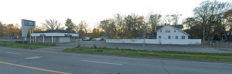 Dads Drive-In (Varsity Drive-In, D&D Drive-In, Stewarts) - 2809 N Dort Location Building Still Stands (newer photo)